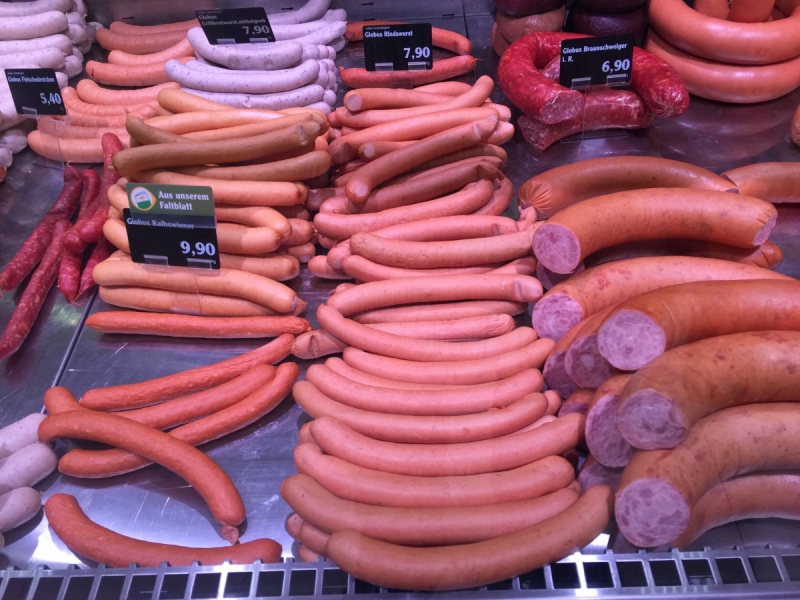 charcuterie-LES MAYONS-min_sausages_meat_butchery-1069321